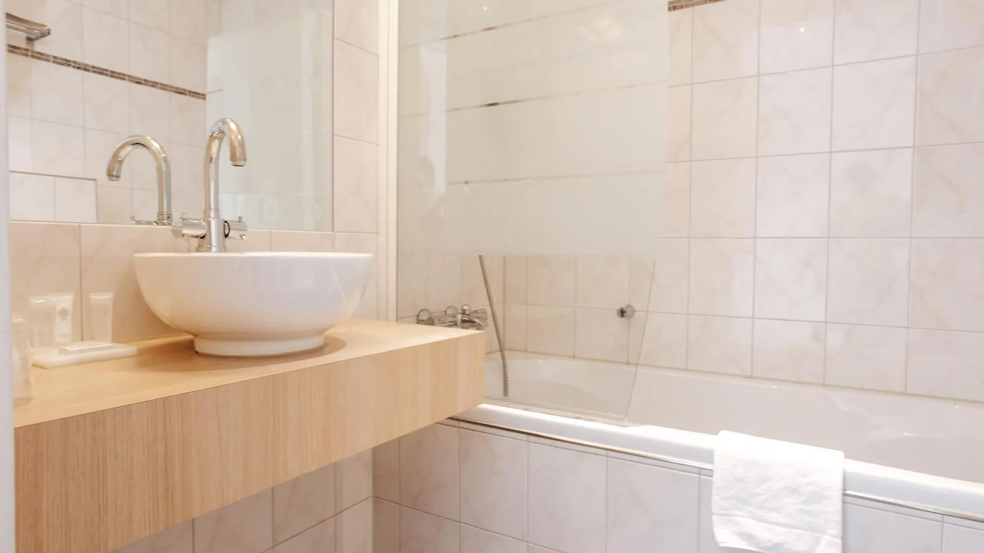 Queen Hotel Αϊντχόφεν 3*,