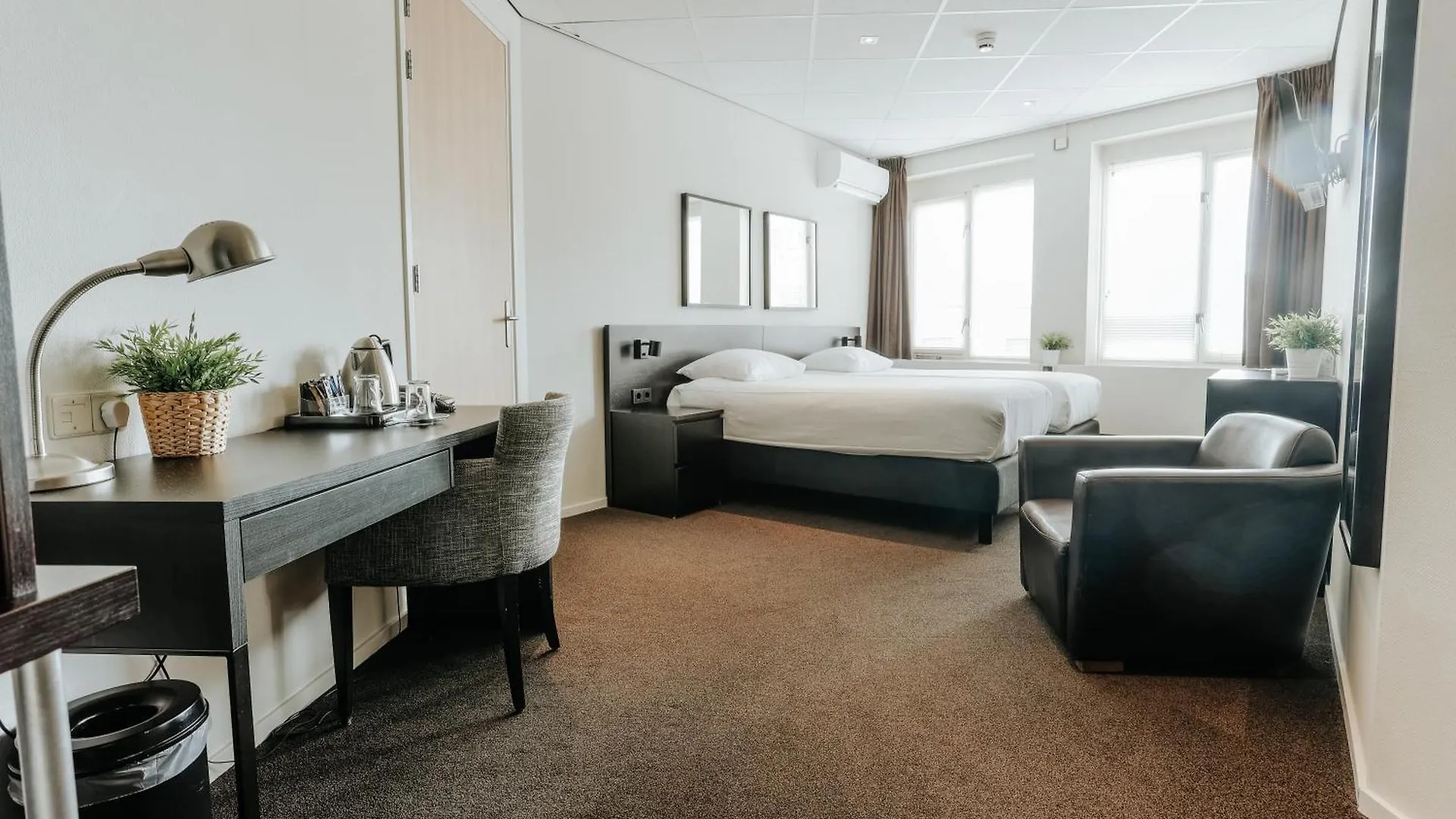 Queen Hotel Eindhoven 3*,