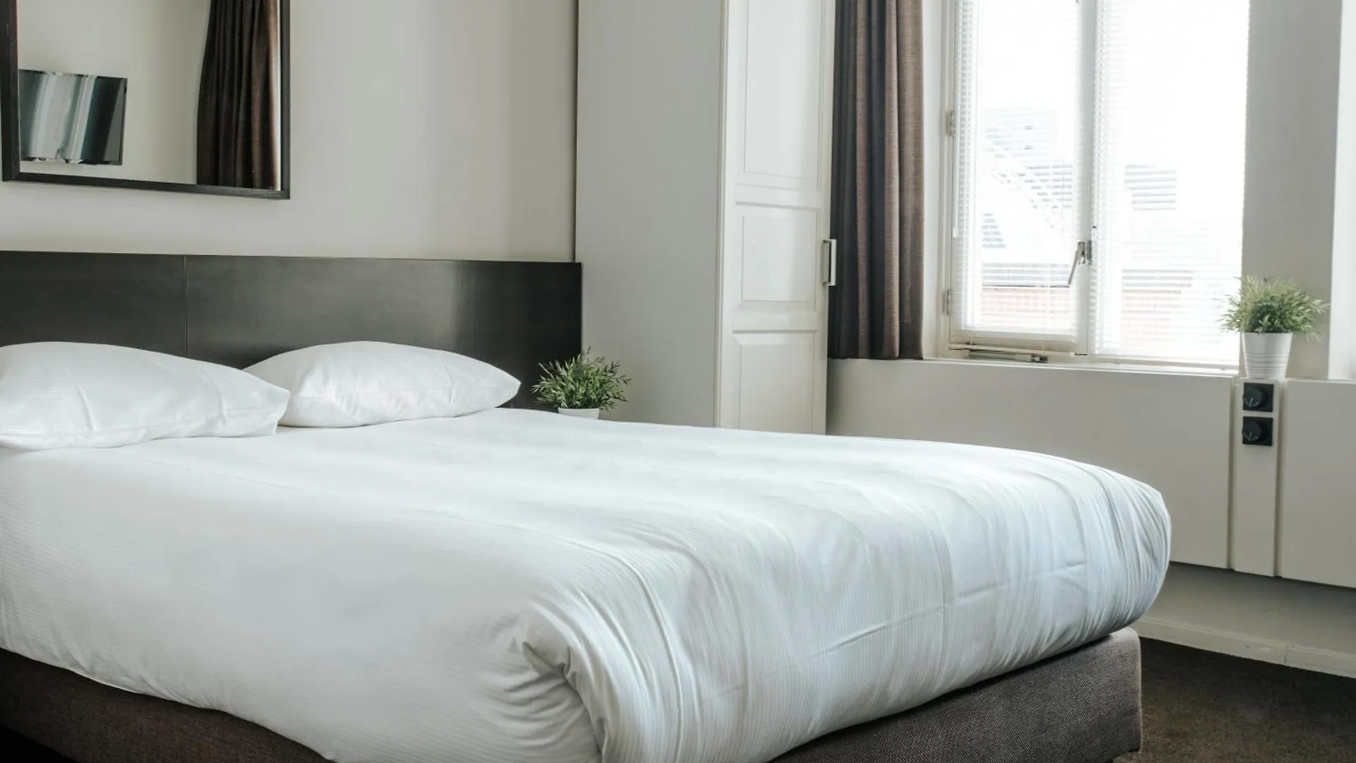 Queen Hotel Eindhoven 3*,