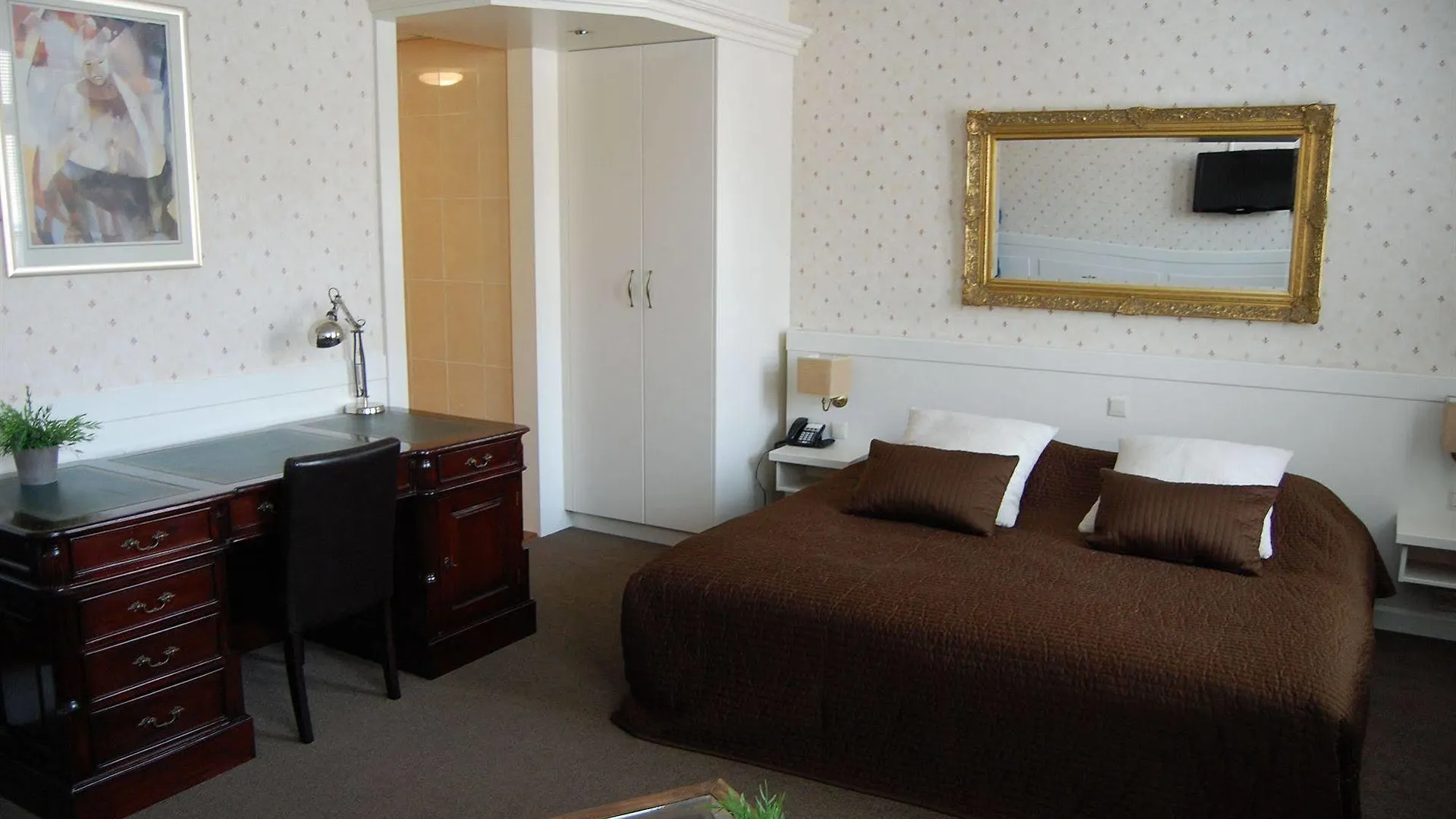 Queen Hotel Eindhoven 3*,